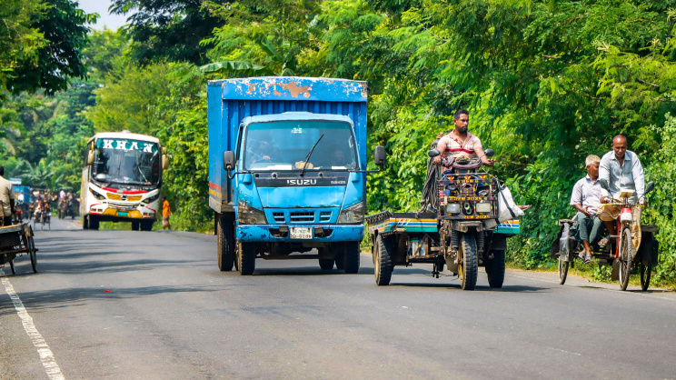 Khulna-Illgal_vehicles_highway.jpg
