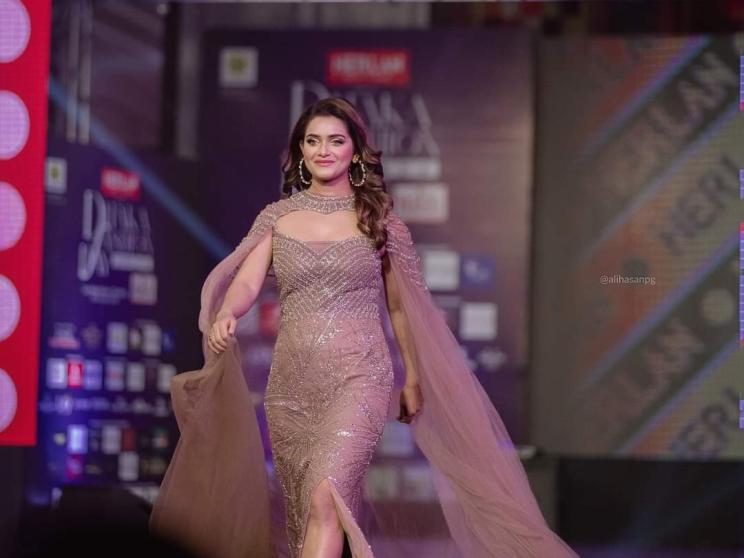 Shakib Khan walks the ramp with Dhallywood divas 
