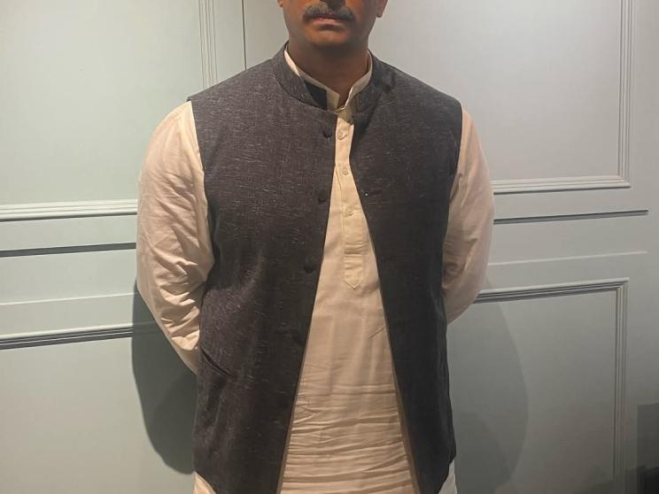 Kangana goes viral after posing with on-screen ‘Bangabandhu’ 