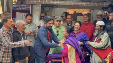  Artistes distribute blankets among fellow artistes at FDC
