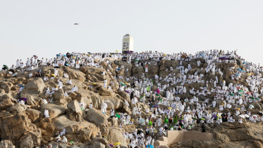 2026-05-26T040416Z_320639420_RC2SGLAYAV44_RTRMADP_3_SAUDI-HAJJ-ARAFAT-PRAYER.JPG