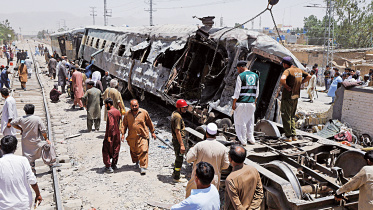 Pakistani-train-blast.jpg