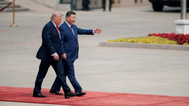 US President Donald Trump walks with Chinese President Xi Jinping upon arrival at the Great Hall of the People in Beijing, China, May 14, 2026. Photo: Reuters 