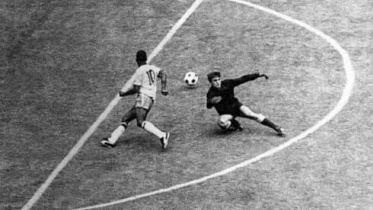 brazilian-player-pelé-who-died-today-12-29-2022-dribbling-v0-0bvfcehu609a1.jpg