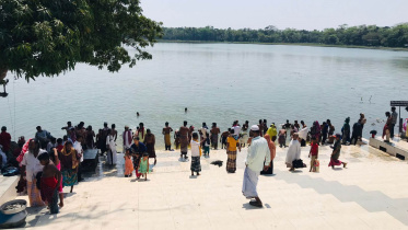 The shrine was crowded with visitors following the Eid holidays. Photo: Star 