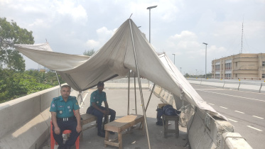 Police officers perform their duties from a makeshift tent on the Chattogram Elevated Expressway, where no permanent checkpoint or basic facilities have been set up. Photo: Star