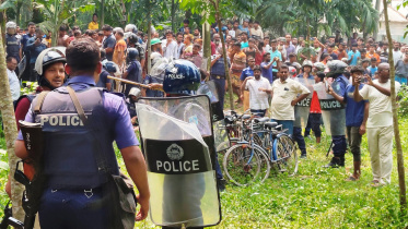 A group of locals attacked police with bricks and engaged in clashes that left at least 18 police personnel injured. Photo: Star