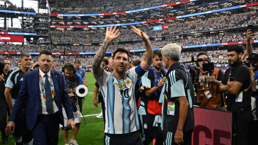 Messi waves to fans.jpg
