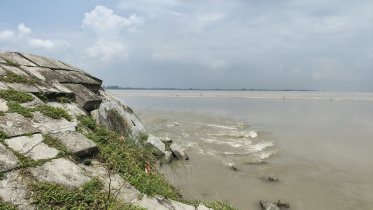 Concrete blocks are collapsing into the river one after another. Photo: Star