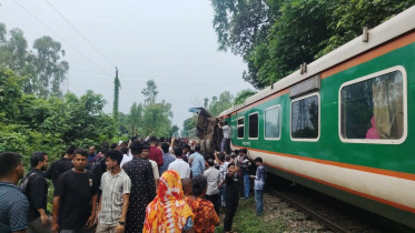 The Paharika Express remained stranded for nearly two hours. Photo: Star