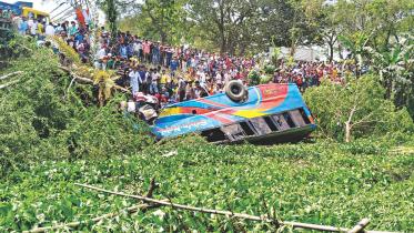 Road accident kills 19