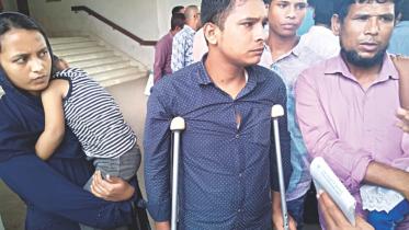 The HC asks Green Line to pay Tk 50 lakh to Russell over his losing leg under bus wheels