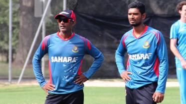 Mahmudullah and Ruwan Kalpage during training