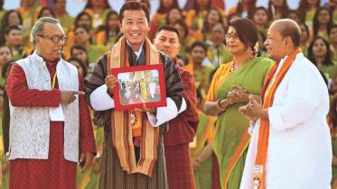 With 'Lever Ayush Hajaro Konthe Borsohboron 1426'