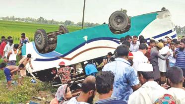 30 wounded as bus plunges into  ditch in Joypurhat; cop run over, killed by lorry in Narayanganj  