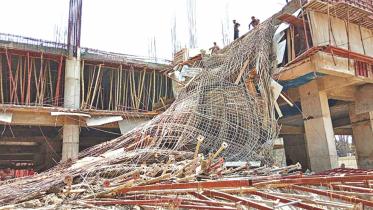 18 workers wounded in porch collapse