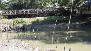 Dam in canal.jpg
