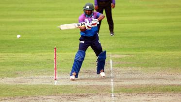 Mizanur Rahman and Fazle Mahmud both hit hundreds 