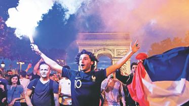 france fans.jpg