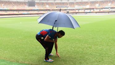 Bangladesh skipper inspects Gabba outfield