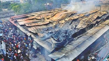 Blaze at Gulshan DNCC market burns down over  200 shops, 2 years after it went up in flames 