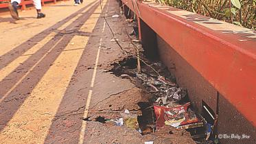 hole_in_a_footbridge1.jpg
