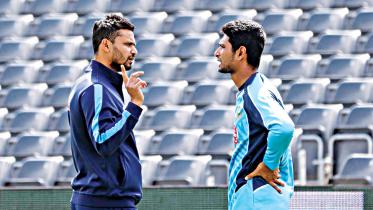 Mashrafe Bin Mortaza speaks to Mahmudullah Riyad in ICC Cricket World Cup 2019