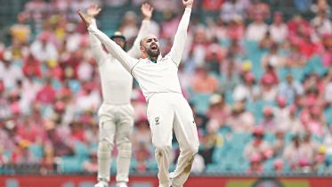 Nathan Lyon.jpg