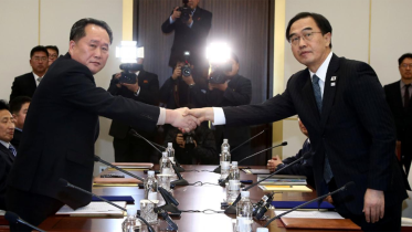 Ri Son Gwon shakes hands with Cho Myoung-gyon