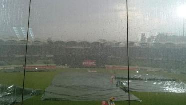 Rain disrupts play