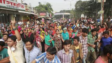 RMG-workers-road-block.jpg