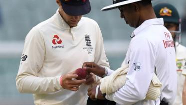Joe Root and umpire Kumar Dharmasena
