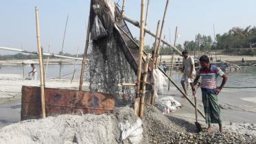 Stone lifting Dharla river.jpg