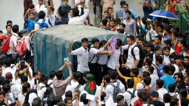 Student-protest-science-lab.jpg