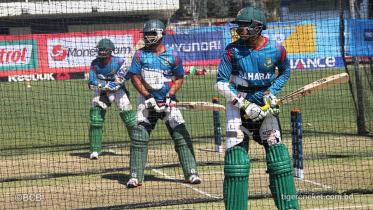 From left, Shakib Al Hasan, Tamim Iqbal and Soumya Sarker practice at Kippax Oval centre wicket net