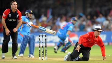 Umpire Billy Bowden