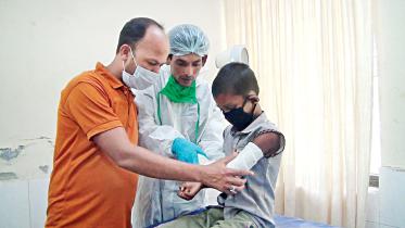 voluntary-workers-Lalmonirhat-Sadar-Hospital.jpg