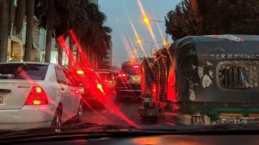 Shopping in traffic: Top 5 things to buy at a traffic signal in Dhaka