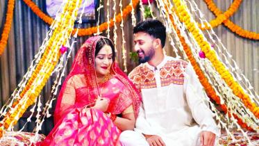 Manoj, Nadia pair up for ‘Hat Rekhechi Tomar Hate’