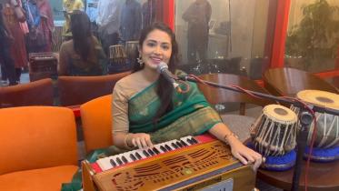 Tasnia Farin takes up harmonium, sings surprising patriotic song 