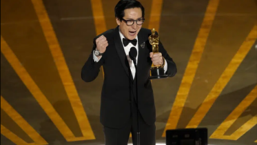 'Everything' stars Ke Huy Quan, Jamie Lee Curtis win Oscars