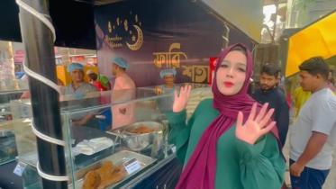 Mahiya Mahi busy selling iftar