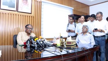 'Onion import bar may go if prices continue rising'