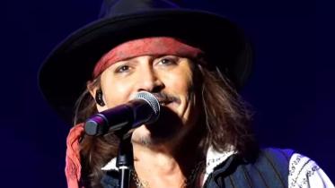 Johnny Depp returns on stage, performs tribute to Jeff Beck