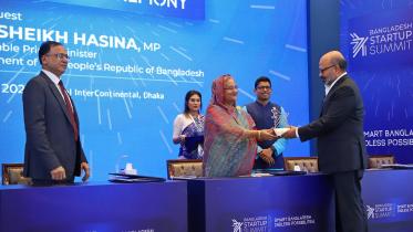 pm_handed_over_fintech_pioneer_award_to_bkash.jpg