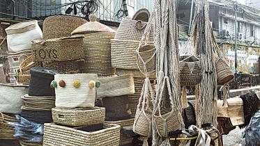 Weaving dreams: Jute vendors on city streets