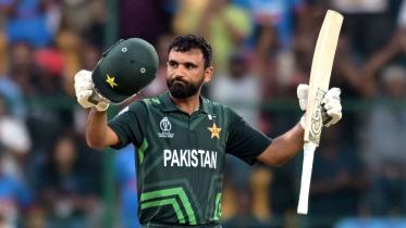 Zaman hits maiden World Cup century to give Pakistan hope