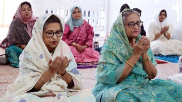 pm_offering_ziarat_in_sylhet.jpg