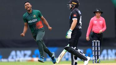 Bangladesh's Shoriful Islam (L) celebrates bowling New Zealand's captain Tom Latham (R) during the third one-day international (ODI) cricket match between New Zealand and Bangladesh at McLean Park in Napier on December 23, 2023. Photo: AFP 