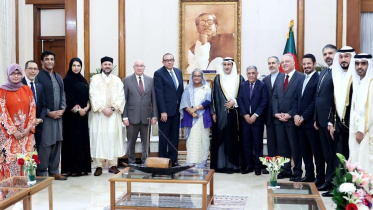 pm-greeted.jpg